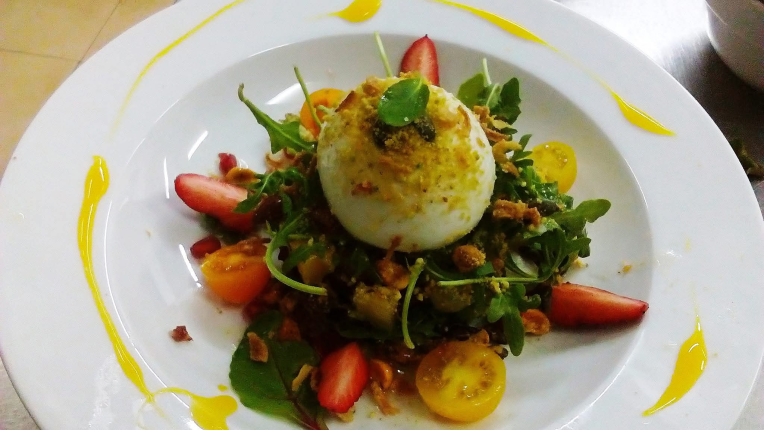 ENSALADA QUESO BURRATA - restaurante en Kabuky - Aguilas