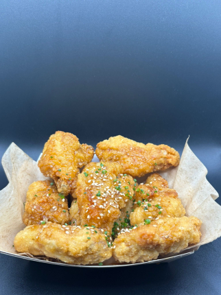 Alitas y muslitos crunchy con salsa yakiniku y sésamo tostado - restaurante en Brutal Caleya Food - Mieres