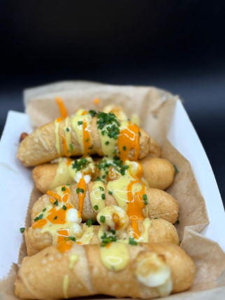 Tequeños con salsa de frutos rojos y salsa siracha mayo - restaurante en Brutal Caleya Food - Mieres