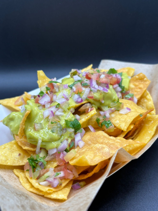 Nachos con guacamole y pico de gallo - restaurante en Brutal Caleya Food - Mieres