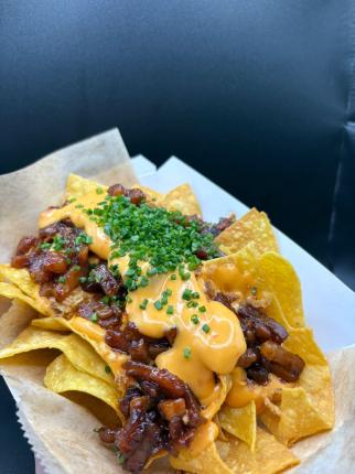 Nachos con bacon y cheddar - restaurante en Brutal Caleya Food - Mieres