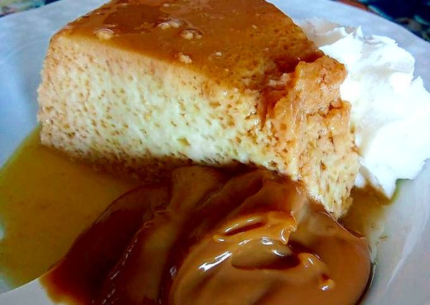 Flan de Huevo con dulce de leche y nata montada - restaurante en TALLER DE SABORES Almeria - Huercal de Almeria