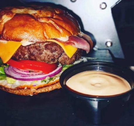 Cow burger 8.00€ - restaurante en The best food - RESIDENCIAL EL QUIÑON
