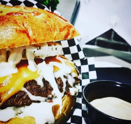 Crazy cheese burger. 8.00€ - restaurante en The best food - RESIDENCIAL EL QUIÑON