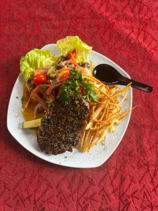 Atún con costra de sésamo - Restaurante en Secretos a Bordo - Recoleta, Santiago