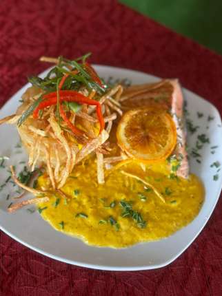 Salmón a la naranja - Restaurante en Secretos a Bordo - Recoleta, Santiago