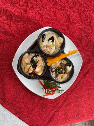 Trilogía al Pil Pil o al Ajillo - Restaurante en Secretos a Bordo - Recoleta, Santiago