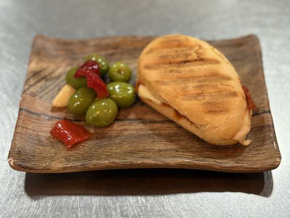 Montadito de sobrasada y queso. - restaurante en Godoy Fondón  - Fondon