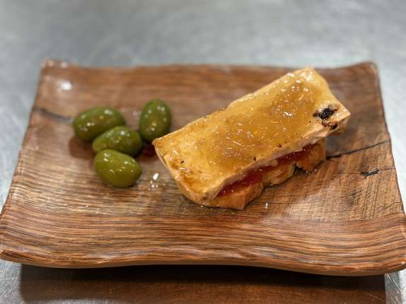 Tosta de queso brie con mermelada de tomate y cebolla caramelizada. - restaurante en Godoy Fondón  - Fondon