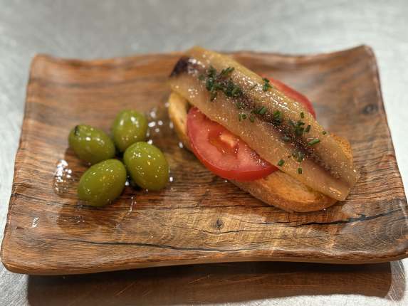 Tosta de sardina ahumada con tomate. - restaurante en Godoy Fondón  - Fondon