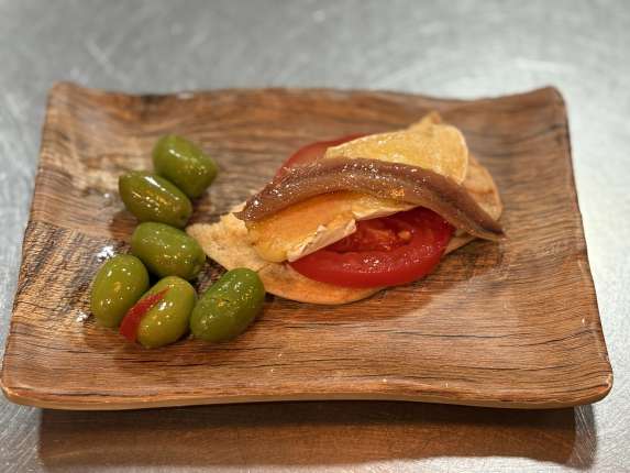 Tosta de queso brie y anchoa. - restaurante en Godoy Fondón  - Fondon