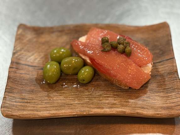 Tosta de ahumados/palometa con queso crema y alcaparras. - restaurante en Godoy Fondón  - Fondon