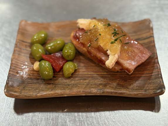 Tosta de bacon con rulo de cabra y cebolla caramelizada. - restaurante en Godoy Fondón  - Fondon