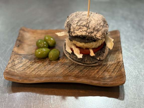Mini burguer de calamar y alioli en chapata negra (+1,50€) . - restaurante en Godoy Fondón  - Fondon