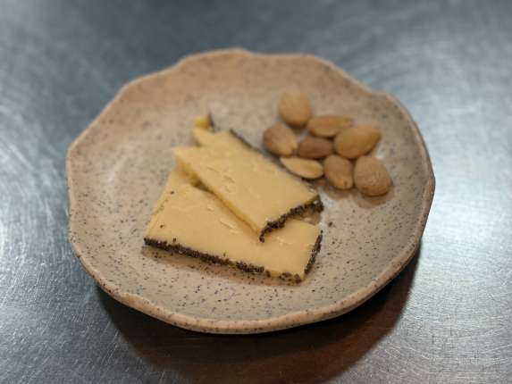 Queso curado de vaca con chía.  - restaurante en Godoy Fondón  - Fondon