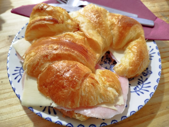 Croissant Mixto - restaurante en Café Bar Palmeras - Porto do son