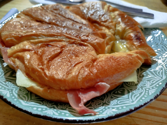 Croissant Serrano - restaurante en Café Bar Palmeras - Porto do son