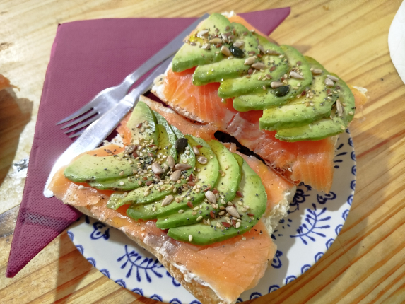 Tostada Marinera + Aguacate - restaurante en Café Bar Palmeras - Porto do son