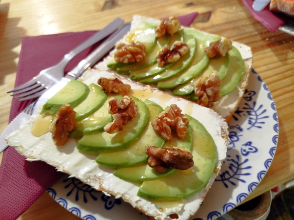 Tostada Queso y Nueces - restaurante en Café Bar Palmeras - Porto do son