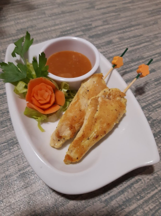 SATAY DE POLLO CON SALSA DE CACAHUETE - restaurante en L'Arizona Bar - La Pobla Llarga