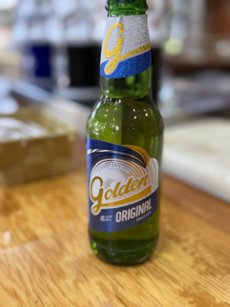 Golden 4% lager (Salvadoreña) - restaurante en Cafeteria Altamira - Madrid