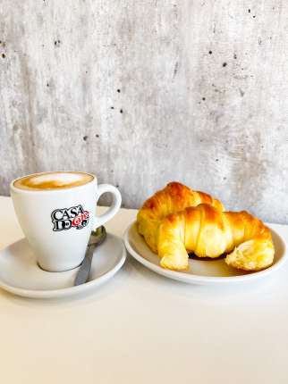 Café con leche con 2 medialunas - cafeteria en Cuca y Manuel - Caba - San Telmo