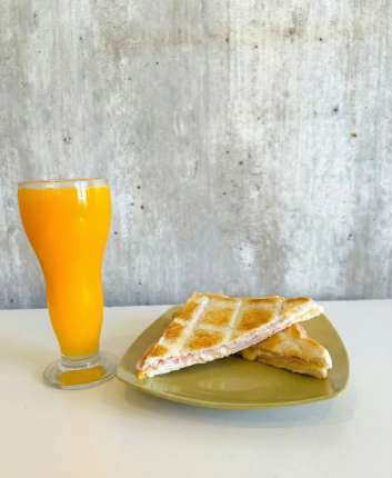 Exprimido de naranja + 1/2 tostado - cafeteria en Cuca y Manuel - Caba - San Telmo