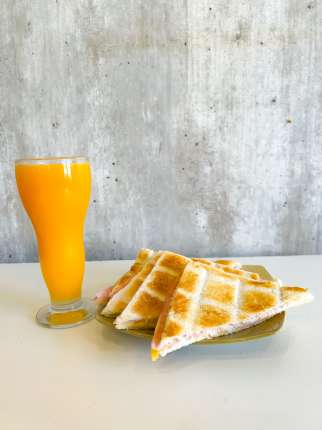 Exprimido de naranja + tostado jamón y queso - cafeteria en Cuca y Manuel - Caba - San Telmo