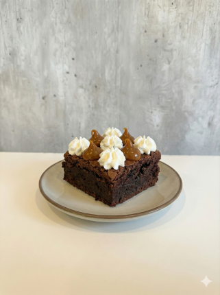 Brownie con crema y dulce de leche porción - cafeteria en Cuca y Manuel - Caba - San Telmo