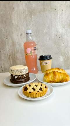 Combo dulce para llevar (2 alfajores, dos medialunas, 1 pasta frola, 1 agua saborizada Aquarius 600, café americano) - cafeteria en Cuca y Manuel - Caba - San Telmo