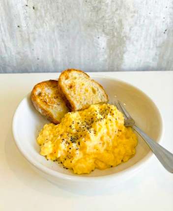 Huevos revueltos (acompanado con pan tostado con aceite de oliva) - cafeteria en Cuca y Manuel - Caba - San Telmo