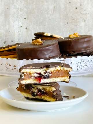 Alfajor Marplatense extra large - cafeteria en Cuca y Manuel - Caba - San Telmo