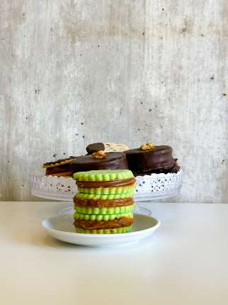 Alfajor Pistacho extra large - cafeteria en Cuca y Manuel - Caba - San Telmo