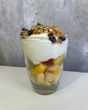 Copa de yogurt (Con granolas y frutas frescas) - cafeteria en Cuca y Manuel - Caba - San Telmo