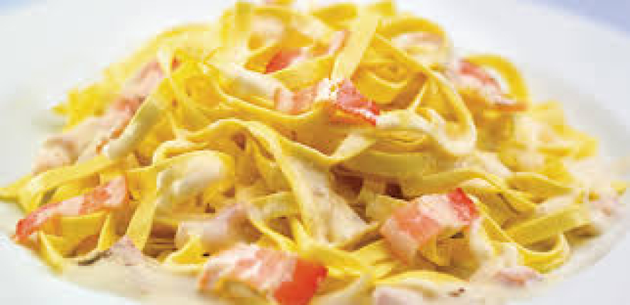 Tagliatelle alla carbonara (Tagliatelle con cremosa salsa carbonara de bacon ahumado, nata y pimienta negra) - bar en Venecia Coffee-Bar - Villafranca del Bierzo