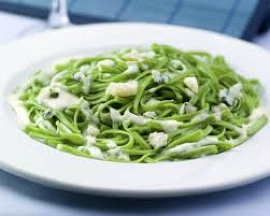 Fettuccini di spinaci ai 4 formaggi (Fettuccini de espinaca con salsa de cuatro quesos fundidos) - bar en Venecia Coffee-Bar - Villafranca del Bierzo