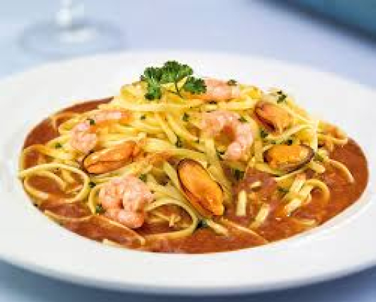 Spaghetti alla marinara (Spaghetti con salsa marinera, calamar, gambas, merluza, aceite de oliva, ajo y perejil) - bar en Venecia Coffee-Bar - Villafranca del Bierzo