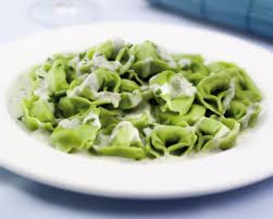 Tortellini di ricotta e spinaci alle fine erbe (Tortellini relleno de requesón y espinaca, con salsa de finas hierbas) - bar en Venecia Coffee-Bar - Villafranca del Bierzo