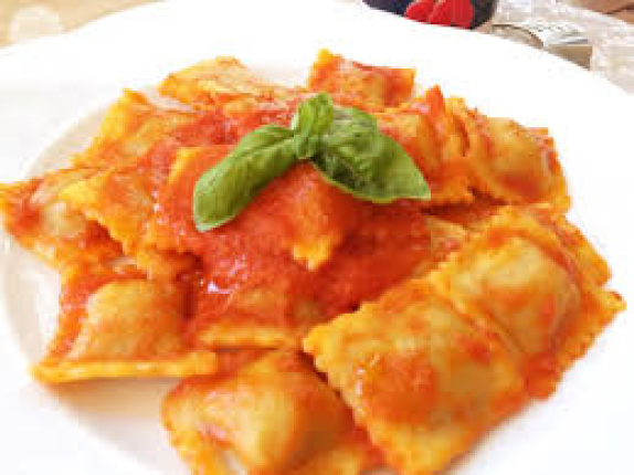 Ravioli di carne alla fiorentina (Ravioli rellenos de carne acompañados de salsa de tomate y champiñones) - bar en Venecia Coffee-Bar - Villafranca del Bierzo