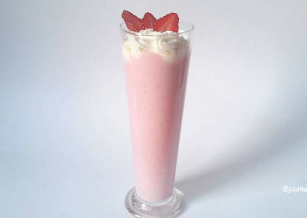 BATIDO DE HELADO DE FRESA & NATA - hotel en Hotel Isabel - Torremolinos